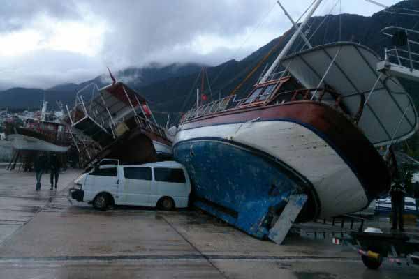Antalya'da fırtına nedeniyle gemiler devrildi