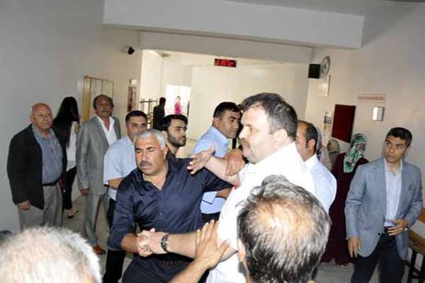 Gaziantep'te oy verme işlemleri sırasında AKP ve MHP'liler arasında kavga çıktı