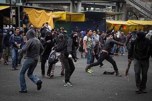 Meksika'da gösterici ve polis arasında büyük arbede