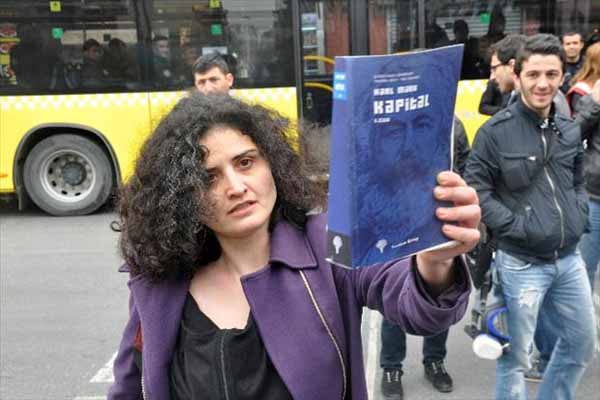 Eylemci kadın polis tarafından gözaltına alındı