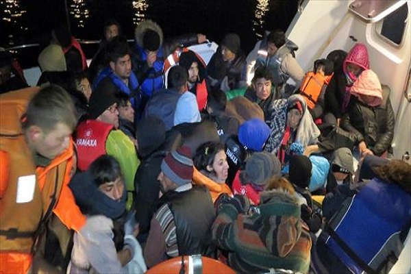 51 kaçak göçmenin botunda arıza çıktı, faciadan son anda dönüldü