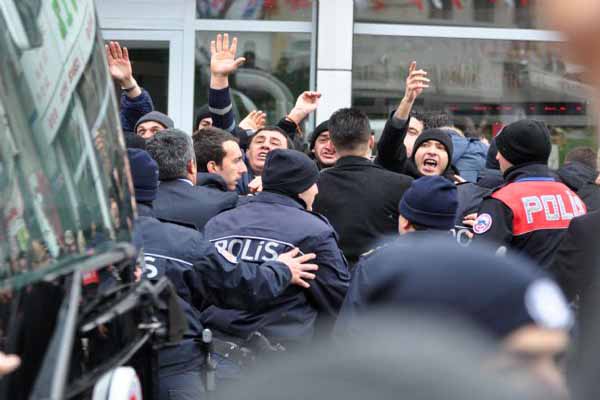 Başbakan Davutoğlu'na şok protesto