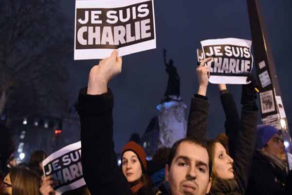 Charlie Hebdo yönetimi birbirine girdi