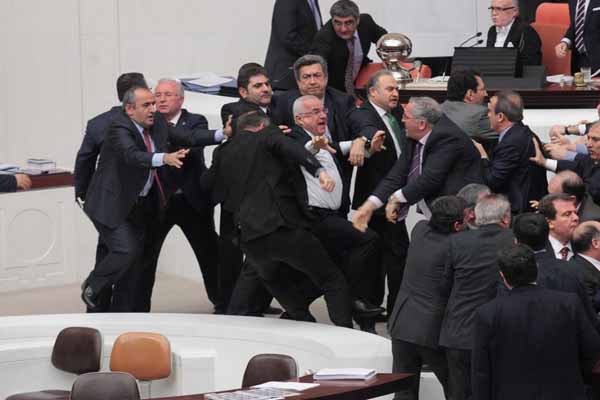 CHP'li vekil Meclis'te merdivenden düştü