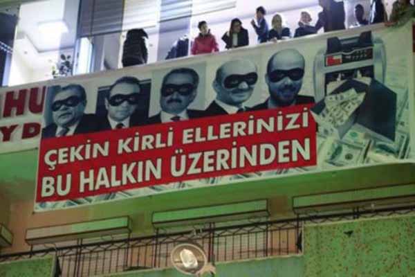 CHP'nin olay yaratan pankartı mahkeme kararıyla kaldırıldı