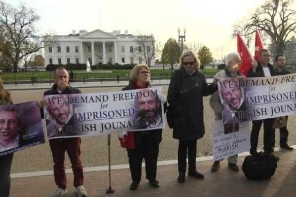 Can Dündar ve Erdem Gül için Beyaz Saray önünde eylem düzenlendi