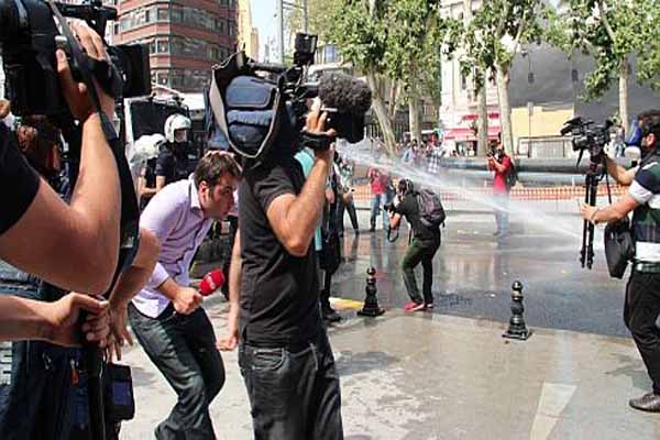 Ankara'da gazetecilere saldırdılar