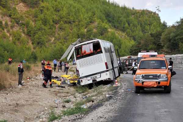 Antalya'da otobüs kazası, 13 ölü, 28 yaralı