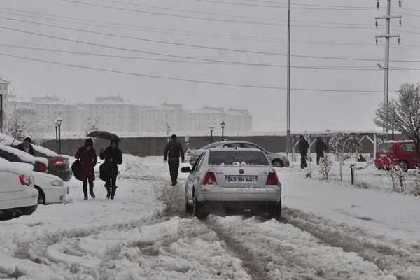 Van ve Bitlis'te şiddetli kar yağışı nedeniyle yollar ulaşıma kapatıldı