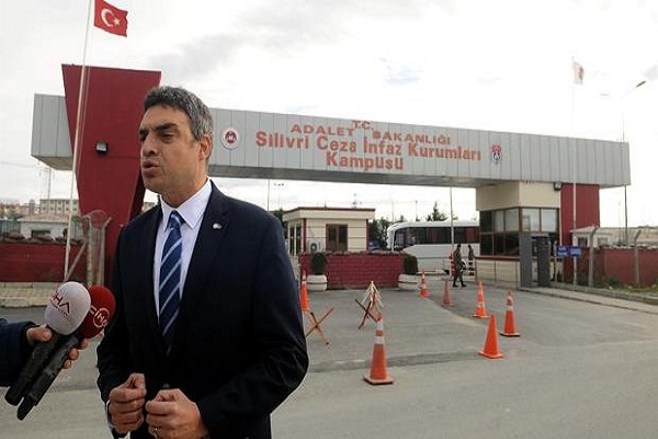 Umut Oran tutuklu gazeteciler Dündar ve Gül'ü ziyaret etti