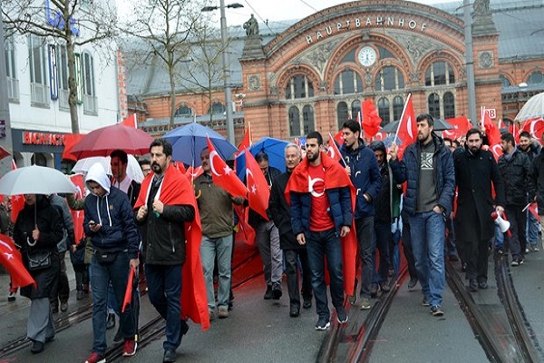 Türkiye'de yaşanan terör saldırıları Almanya'da protesto edildi