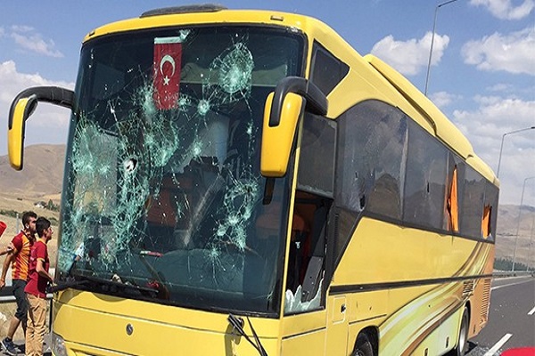 Beşiktaş taraftarını taşıyan otobüs saldırıya uğradı