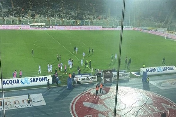 Deprem oldu, futbol maçı durdu
