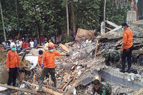 Endonezya'da şiddetli deprem, çok sayıda ölü var