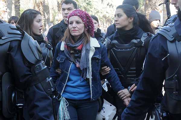 İzmir'de gözaltına alınan 68 kişi serbest bırakıldı