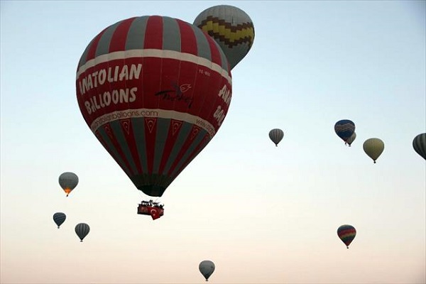 Balonlar 29 Ekim dolayısıyla Türk bayraklarıyla havalandı