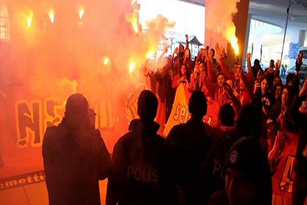 Galatasaraylı futbolcular Konya'da büyük coşkuyla karşılandı