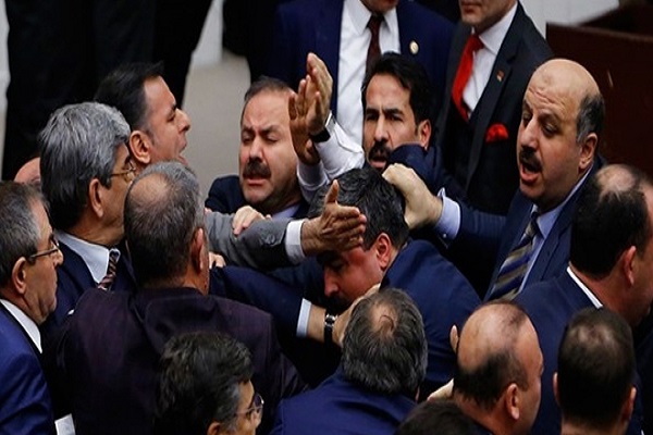 Meclis karıştı milletvekilleri arasında kavga çıktı