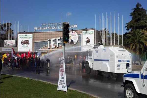 İzmir'de yürüyüş yapmak isteyenlere polis müdahalesi