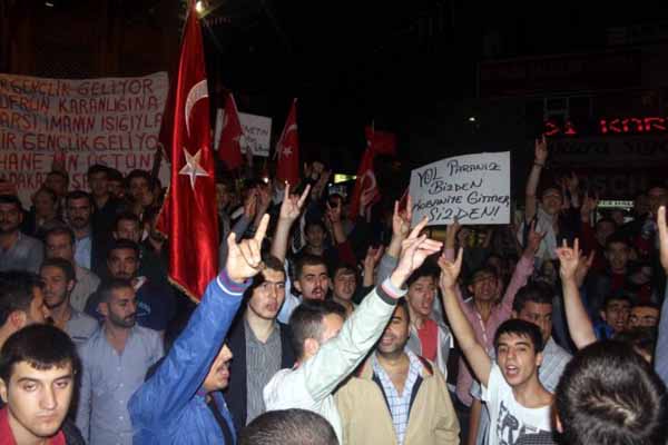 Bursa'da ülkücüler, PKK bayrağını ateşe verdi