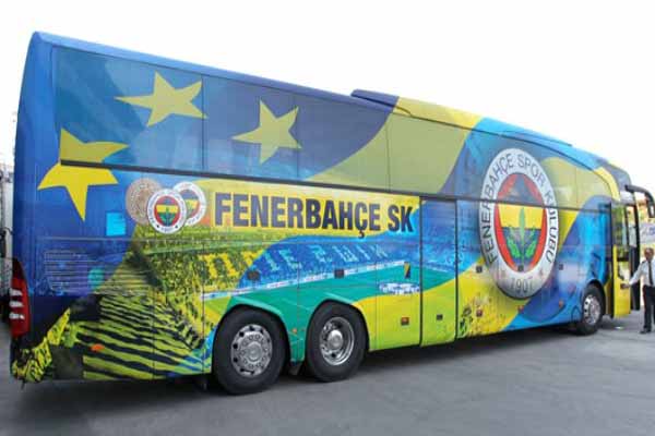 Fenerbahçe takım otobüsüne yine saldırı