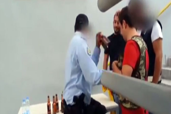 22 şişe birayla stada girmeye çalıştı