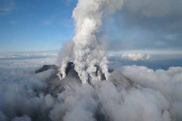 Japonya'nın güneyinde volkan faaliyete geçti