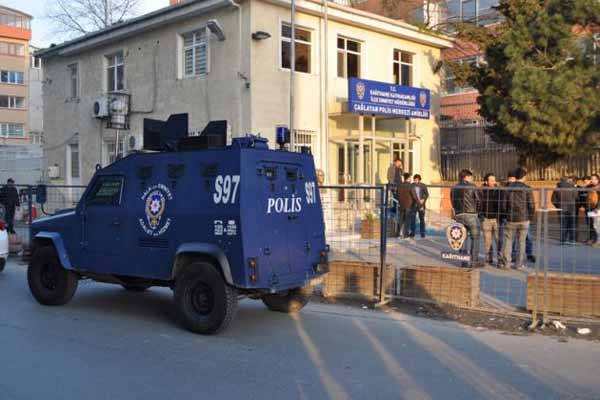 İstanbul'da 2 polis darp edildi