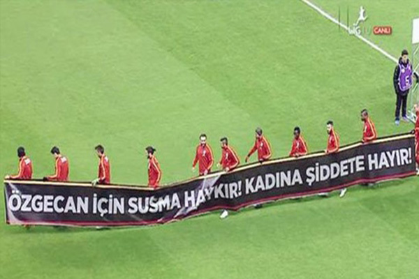 Galatasaray sahaya Özgecan pankartı ile çıktı