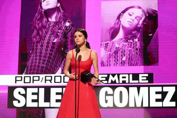 Selena Gomez'den duygusal açıklama, "Bu ödül sizin için"