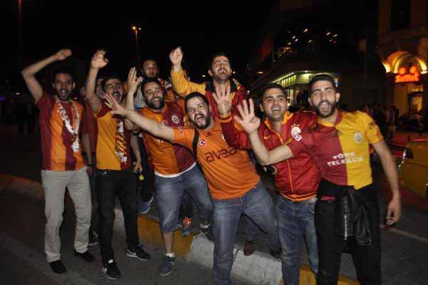 Galatasaray taraftarı Taksim'de şampiyonluğu böyle kutladı
