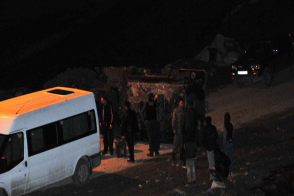 Hakkari'de askeri araç devrildi, 3 asker yaralı