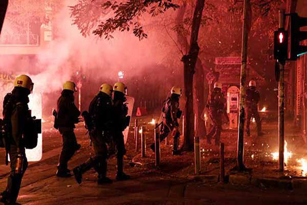 Atina'da olaylı gece, 5 kişi gözaltında