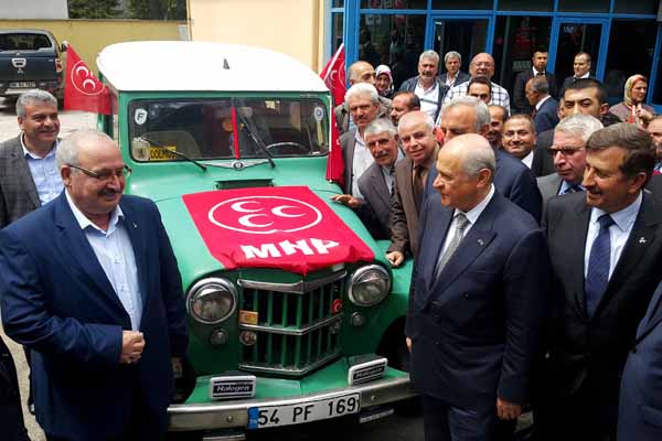 MHP lideri Bahçeli'ye sürpriz hediye