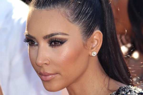 Kim Kardashian oğlu ile fotoğraf paylaştı sosyal medya karıştı