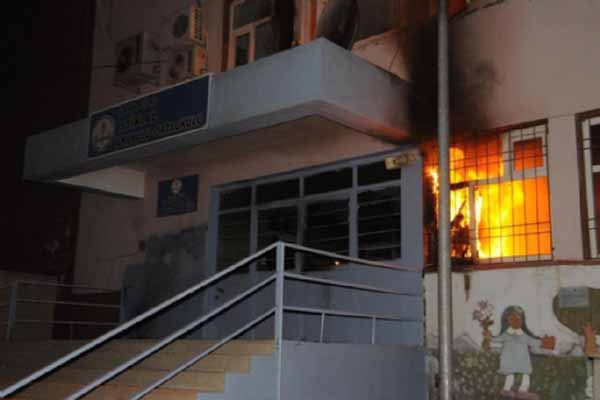 Cizre'de 4 okul molotofla yakıldı