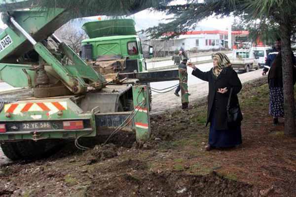 Vali Avni Coş'un annesi tek başına eylem yaptı