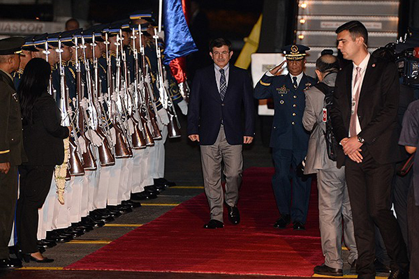Başbakan Ahmet Davutoğlu'nu törenle karşıladılar