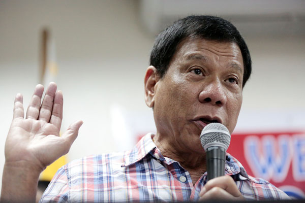 Duterte, ABD'yi açık açık tehdit etti, "Elimde çok silahı olan bir arkadaş var"
