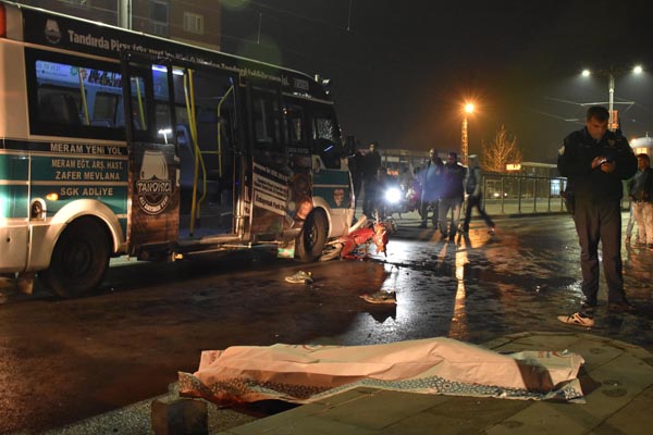 Minibüs, 2 Suriyeliyi taşıyan motosiklete çarptı, 1 kişi öldü