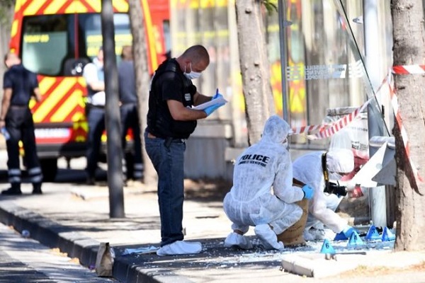 Marsilya'da kamyonet otobüs durağına girdi, ölü ve yaralılar var