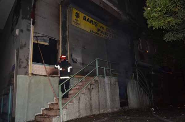 Gaziantep'te BDP binaları ateşe verildi