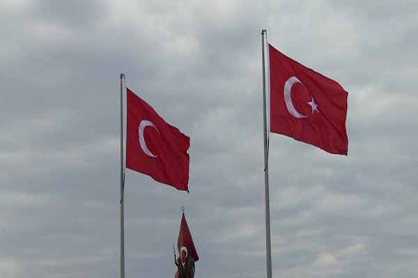 Yıldızsız Türk Bayrağı tepki çekti