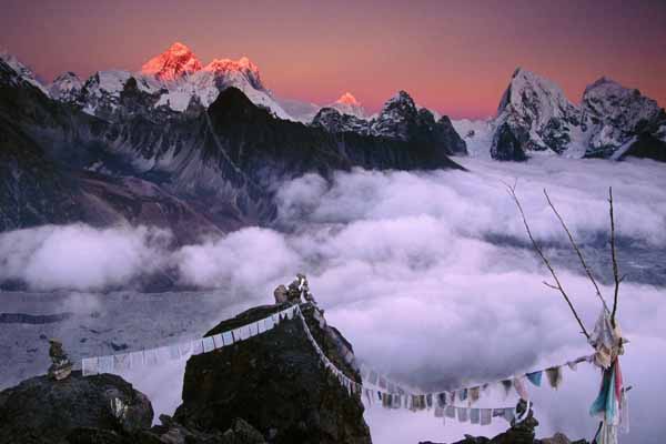 Himalayalardaki aşırı kar ve fırtına sonucu 21 kişi yaşamını yitirdi