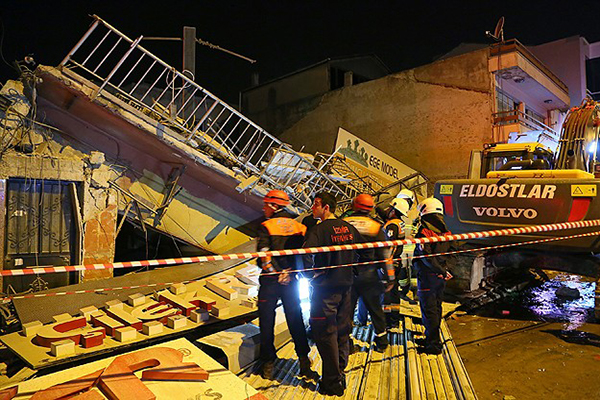 İzmir'de 3 katli bir bina çöktü