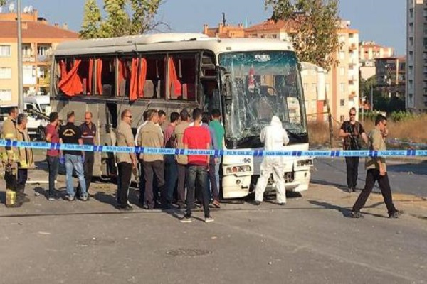 Buca'da askeri servis aracının geçişi sırasında patlama, yaralılar var