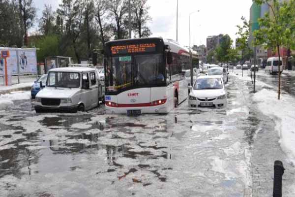 İzmir'e yağan dolu vatandaşın hayatını felç etti