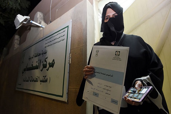 Suudi Arabistan'da kadınlar ilk kez sandık başında