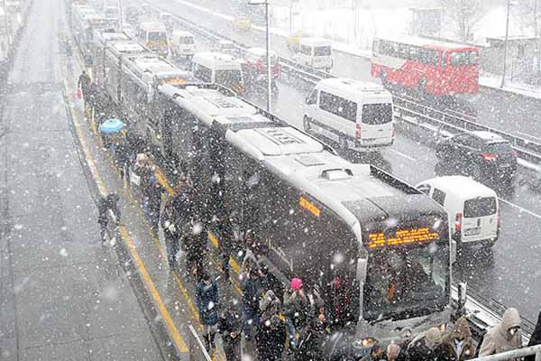 İstanbul'da kar yağışı ulaşımı felç etti