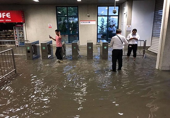 İstanbul'da metro istasyonlarını su bastı